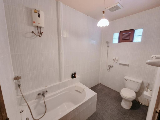 Bathroom 4, Ruennakornin Guest House, Bang Kruai
