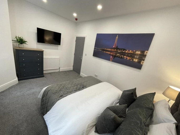 Bedroom, Osborne Luxury Hot Tub and Jacuzzi Suites, Blackpool