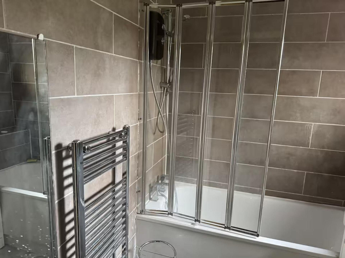 Bathroom 5, Apartment Sleeps 4 With Parking, London