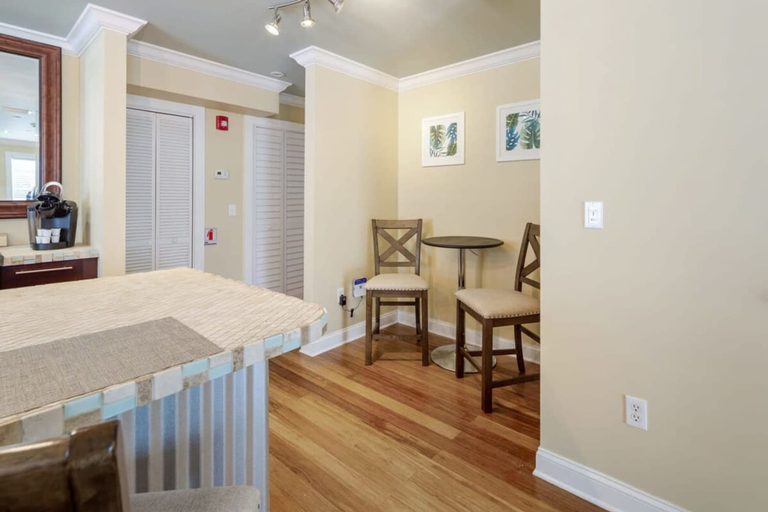 Room 5, Sky Suites Retreat by Brightwild 2 Stunning Condos, Monroe