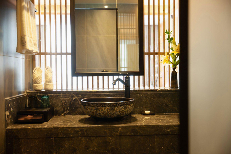 Bathroom 3, Xipan Hotel, Enshi Tujia and Miao