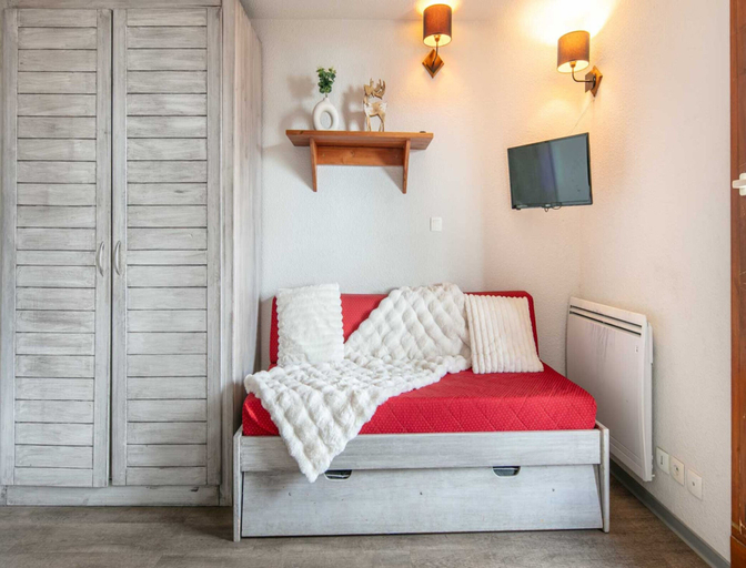 Room 2, Tignes Mountain Apartment Near Ski Lifts, Savoie