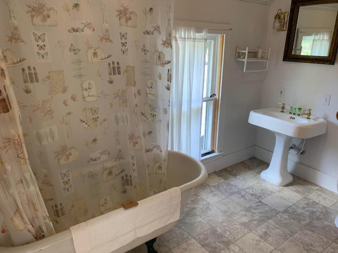 Bathroom 3, Maple Lane Empire, Leelanau