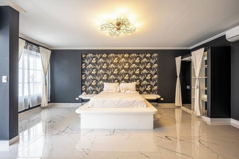 Room 5, The Palace 10br Villa Luxury Pool, Jacuzzi, Resort Style Bar, Garabito