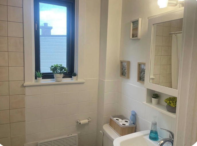 Bathroom 3, Appartement Lumineux Ensoleillé Bien Équipé, Communauté-Urbaine-de-Québec