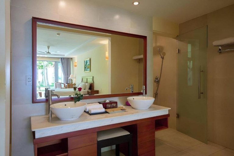 Bathroom 5, Lang Co Beach Resort, Phú Lộc