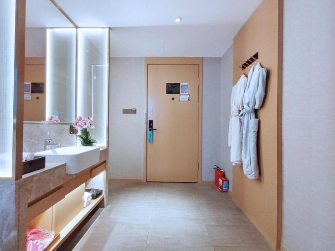 Bathroom 4, Paco Hotel (Guangzhou South Railway Station Panyu Changlong Branch), Guangzhou