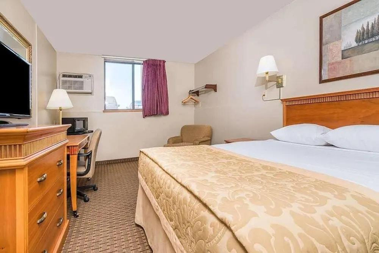 Bedroom 5, Bison Inn and Suites, Cass