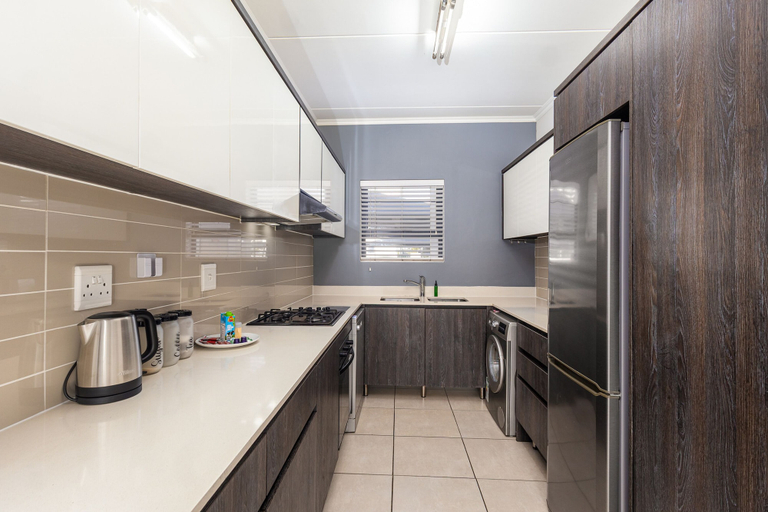 Room 2, Spacious 3BR Garden Pool Gym Parking by Ctha, City of Cape Town