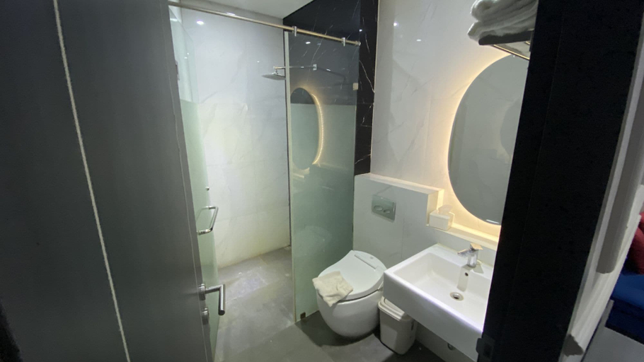 Bathroom 4, Collection O near RS Hermina Bekasi, Bekasi