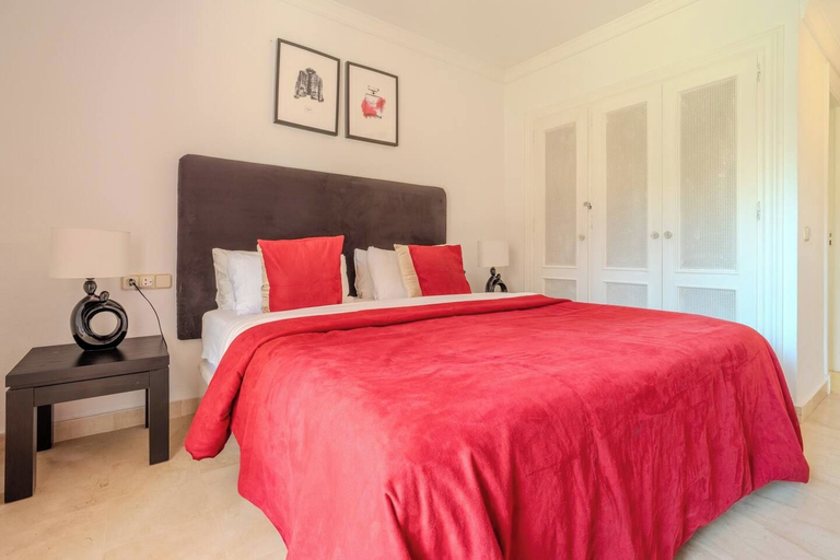 Room 4, Lalq13 Stunning Frontline Golf 3 bed apt, Málaga