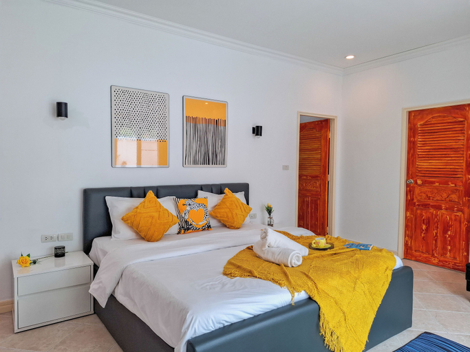 Room 3, Beachside 4BR Private Pool Villa, Pattaya
