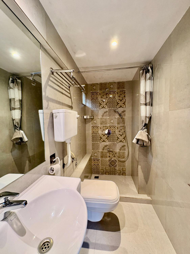 Bathroom 4, Lake View Resort, Pune