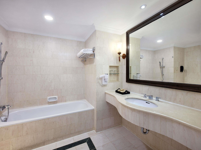 Bathroom 5, Grand Mercure Maha Cipta Medan Angkasa, Medan