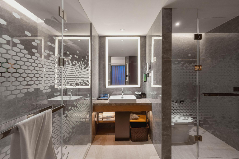 Bathroom 3, Hampton by Hilton Kaili, Qiandongnan Miao and Dong