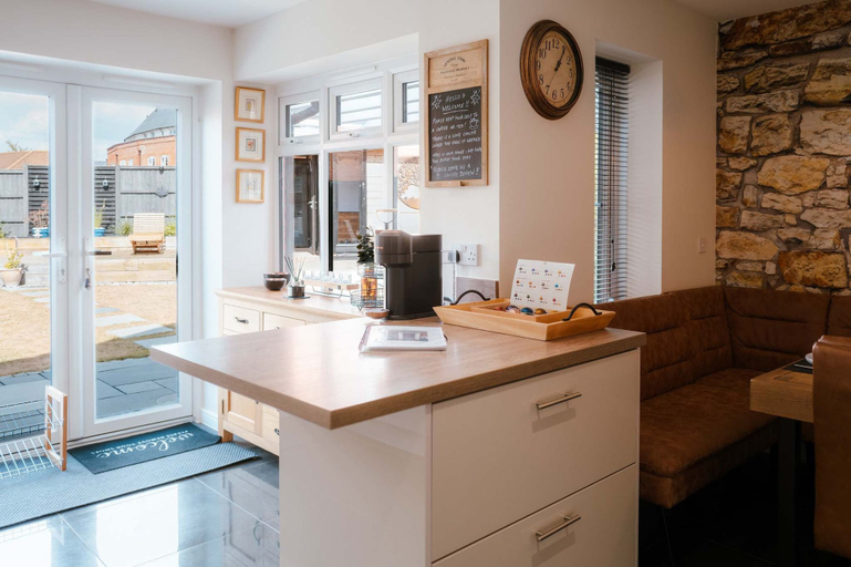 Room 3, Perfect Booking Spacious 3-bed Home w Garden, Kent