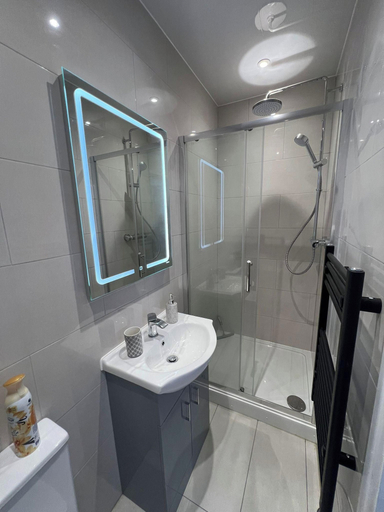 Bathroom 4, House Sleeps 13 - Free Parking & Garden, Sandwell