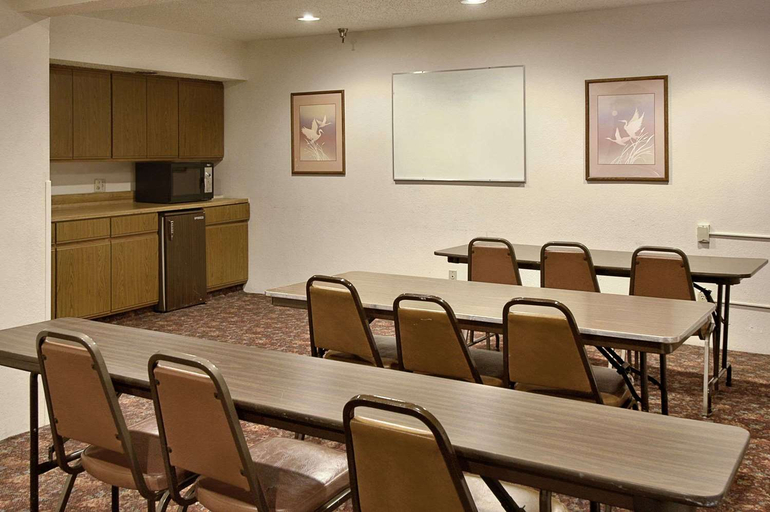 Business Facilities, Super 8 by Wyndham Butler, Butler
