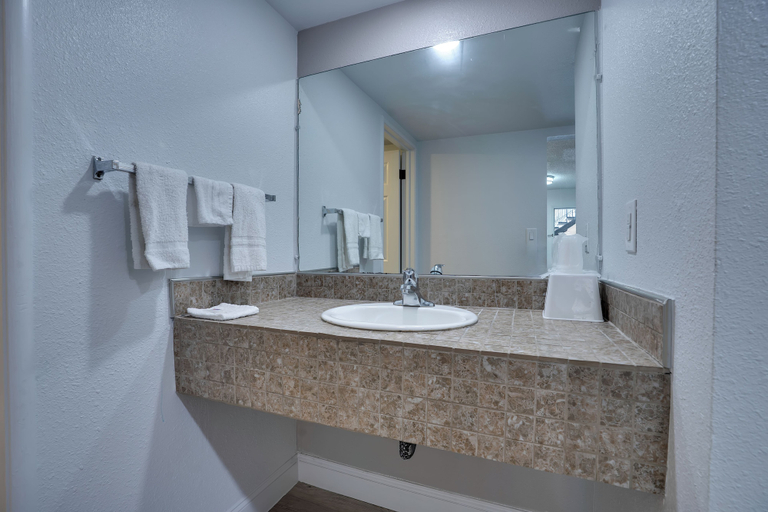Bathroom 4, Motel 6 Selma, CA, Fresno