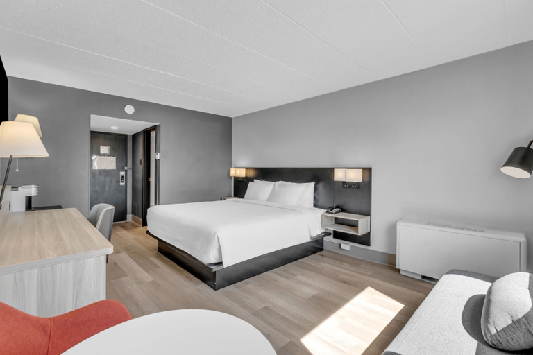 Bedroom 3, Seven Oaks Hotel Regina, Division No. 6