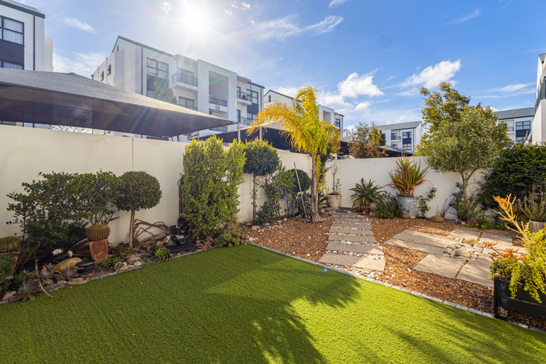 Room 5, Spacious 3BR Garden Pool Gym Parking by Ctha, City of Cape Town