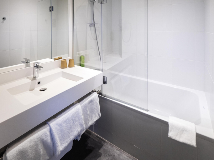 Bathroom 5, greet Hotel Beaune, Côte-d'Or