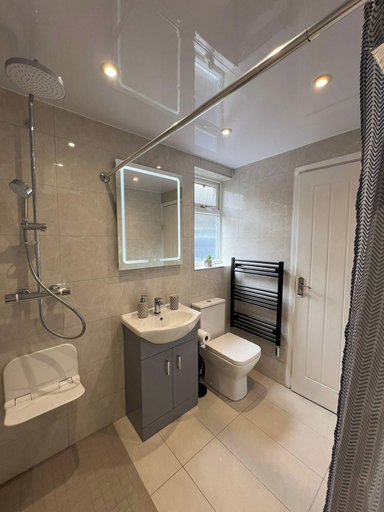 Bathroom 5, House Sleeps 13 - Free Parking & Garden, Sandwell
