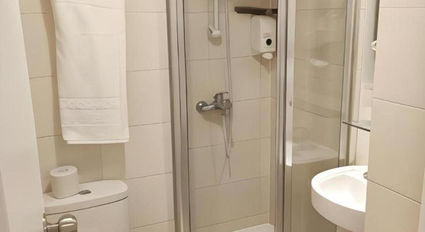 Bathroom 5, Goodrich Hotel Hong Kong, Kowloon