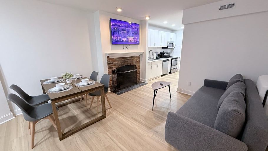 Living area 3, 1BR in Logan Circle - DC Metro - We Host, Washington D.C.