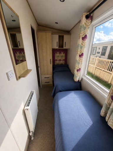 Room 2, Sleeps 8 With Parking and Balcony, Lincolnshire