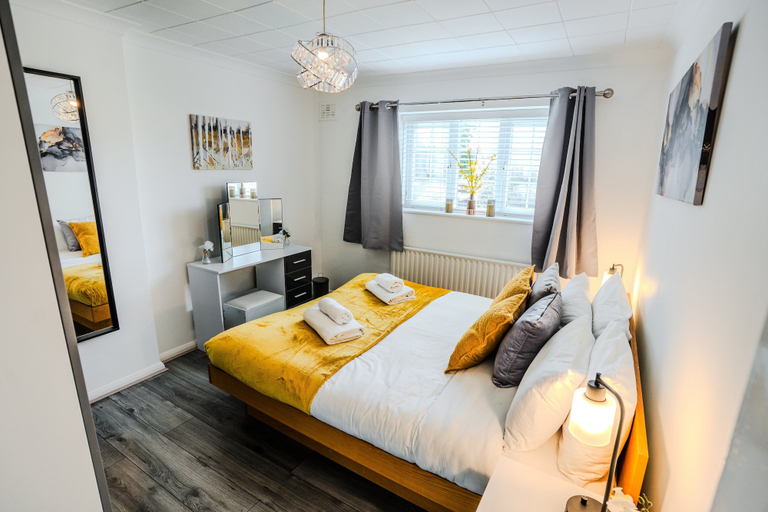Room 3, 3-Bed Hse in Central Windsor w/Garden, Slough
