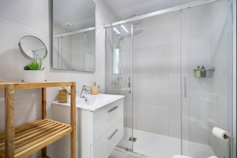Bathroom 4, Luar Candor free parking by Staycare, Cádiz