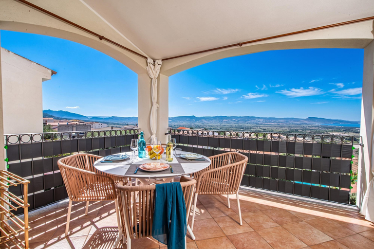 Outdoor dining, Vhouse, Olbia-Tempio