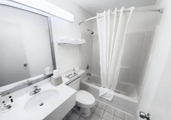 Bathroom 3, The Sullivan Inn, Sullivan