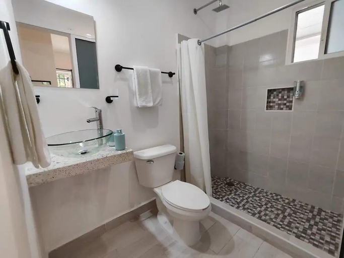 Bathroom 5, La Quinta Caribeña, Cozumel