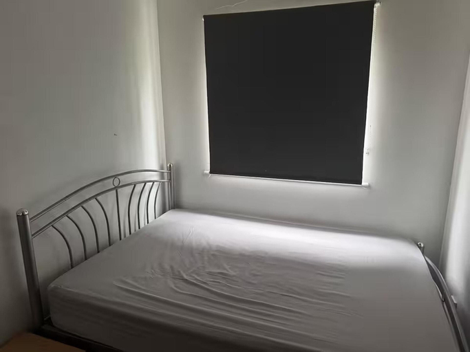Room 3, Apartment Sleeps 4 With Parking, London