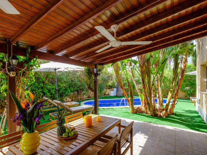 Outdoor dining, Tropical Beachfront Home