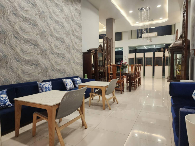 Food & Drinks 4, August Residence, Wattana