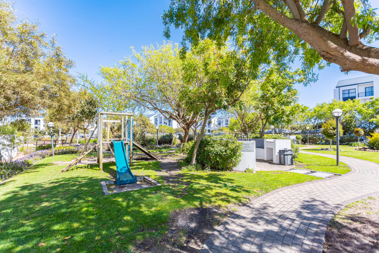 Room 3, Spacious 3BR Garden Pool Gym Parking by Ctha, City of Cape Town