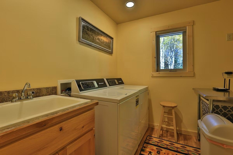 Interior, The Aspen Cabin, Gallatin