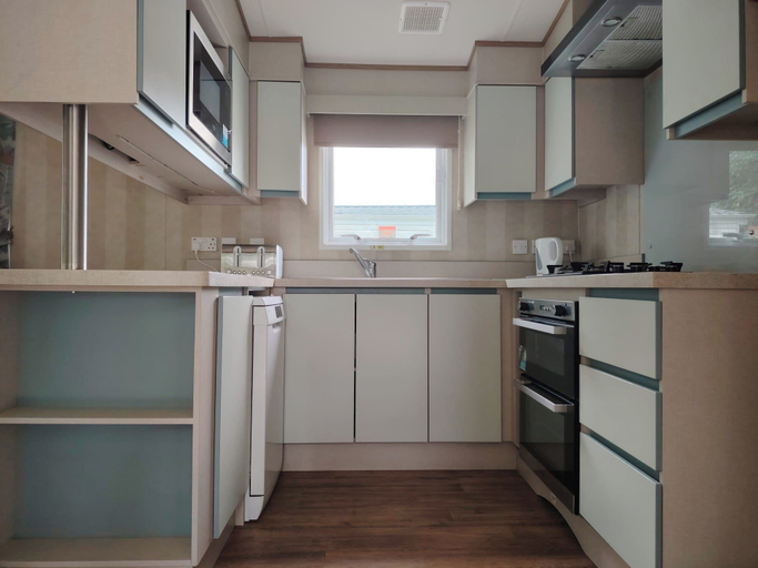 Private kitchen, 3 Bed Seaside Cabin Sleeps 8 - Pool Access, Lincolnshire