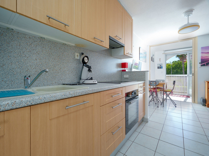Private kitchen 2, Seaside Apartment in Cap D'agde, Hérault