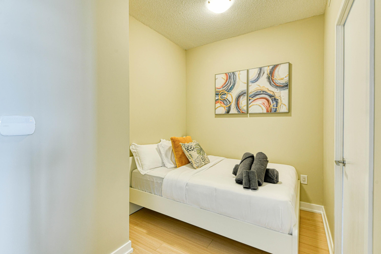 Others 5, Panorama Suites-Fort York, Toronto