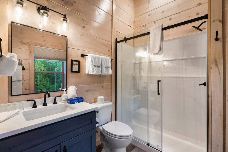 Bathroom 2, Smokiedoki Lodge 3 Bedroom Cabin, Sevier