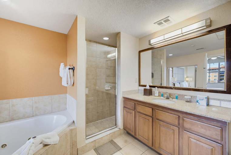 Room 5, Modern 2B Resort Condo Just 8 Minutes to Disney, Orange
