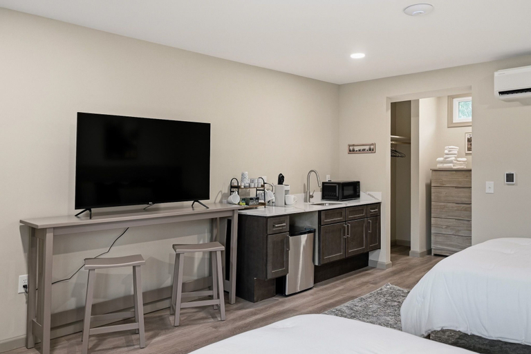 Bedroom 4, Sullivan Trail Inn and Suites, Monroe