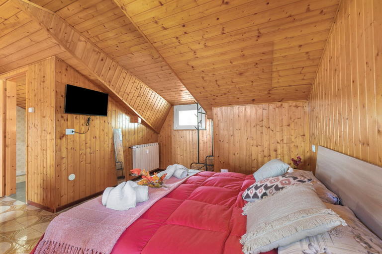 Room 2, La Mansarda Sul Lago: Rustic Attic Studio With Balcony & Parking, Novara