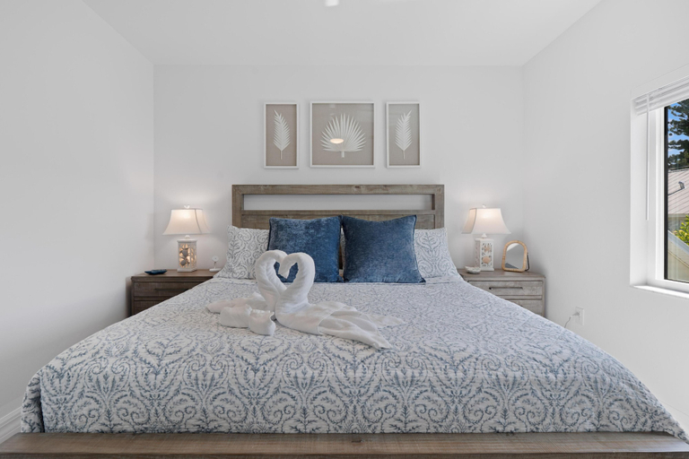 Room 4, Pearl Street Retreat, Lee