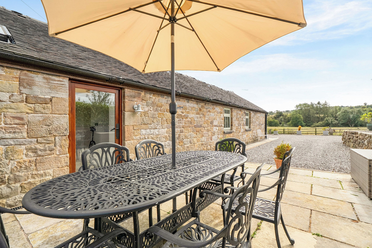 Outdoor dining 5, Stylish Cosy Rustic Barn Alton Towers Peaks, Staffordshire