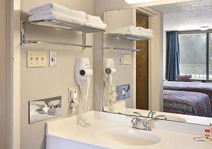 Bathroom 4, Port Allen Inn, West Baton Rouge